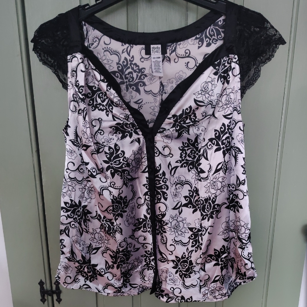 Studio 1940 Black and White Floral Blouse